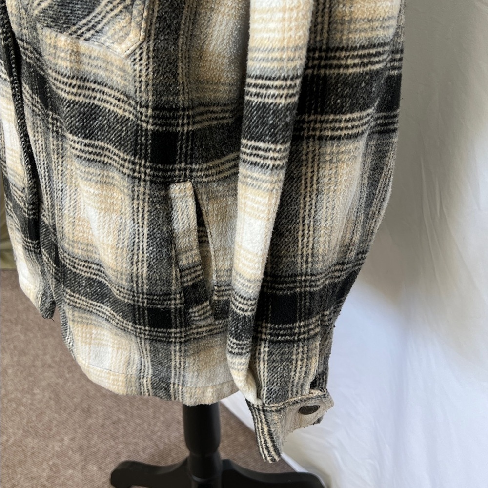 RSQ neutral color shacket relaxed fit plaid medium flannel pockets - Picture 2 of 11
